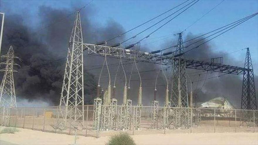 Una explosión cerca de una línea de transmisión eléctrica en Irak.
