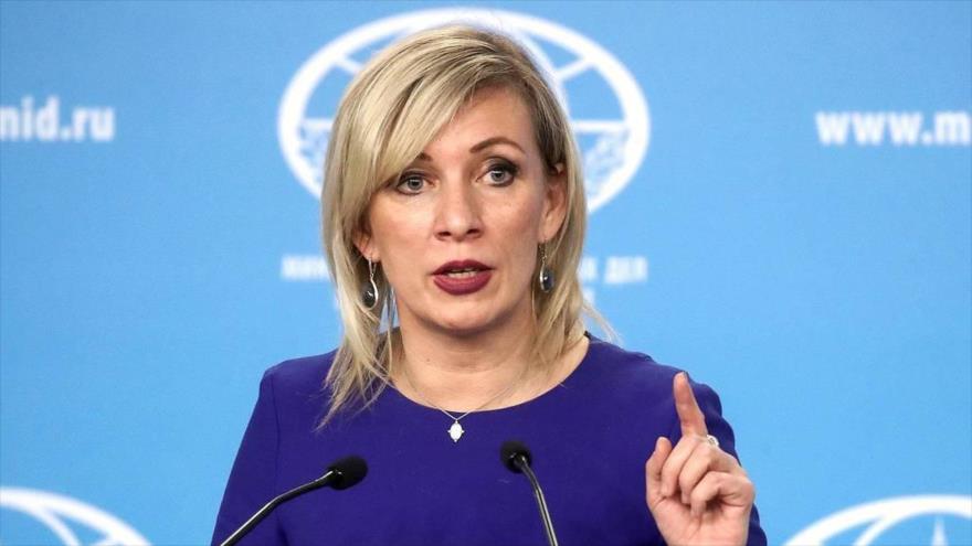 La portavoz de la Cancillería de Rusia, María Zajarova, habla durante una rueda de prensa en Moscú, capital.