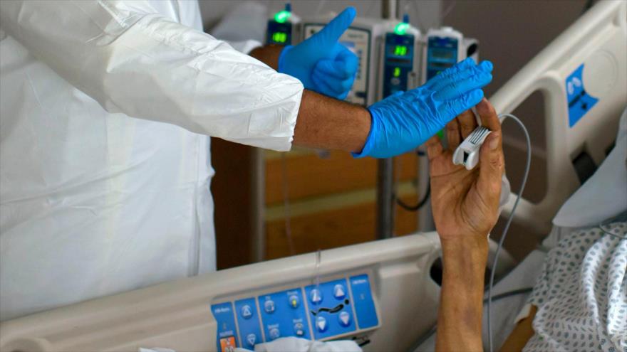 Un trabajador sanitario choca los cinco con un paciente que padece del coronavirus en ciudad de Houston, EE.UU., 2 de julio de 2020. (Foto: AFP)
