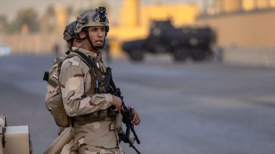 Dos soldados estadounidenses patrullan en Bagdad, Irak, 30 de mayo de 2021. (Foto: AFP)