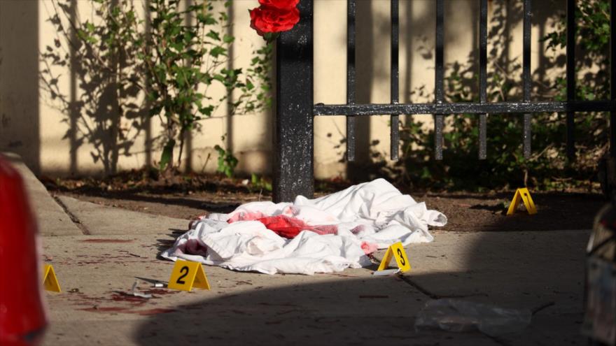 Sábana empapada de sangre se encuentra entre los marcadores de evidencia luego de un tiroteo en Chicago, EE.UU., 23 de junio de 2021. (Foto: AFP)