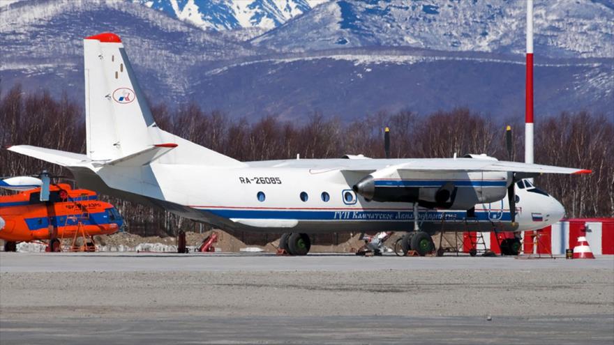 El avión An-26, con número de matrícula RA-26085, en el aeropuerto de Petropavlovsk-Kamchatsky, en Rusia. (Foto: Ministerio de Emergencia ruso)