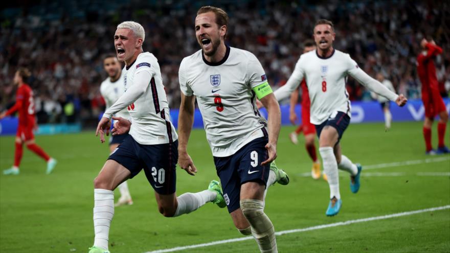 Los jugadores de la selección de Inglaterra celebran su clasificación para la final de la Eurocopa en el estadio londinense de Wembley, 7 de julio de 2021.