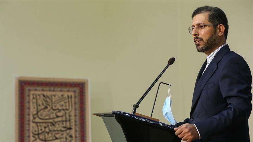 El portavoz de la Cancillería de Irán, Said Jatibzade, habla durante una rueda de prensa en Teherán, capital, 20 de septiembre de 2020. (Foto: Fars)