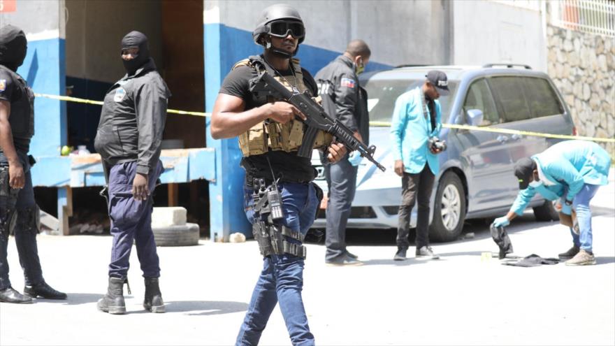 Los Agentes de la policía y forenses de Haití buscan pruebas fuera de la residencia presidencial en Puerto Príncipe, 7 de julio de 2021. (Foto: AFP)
