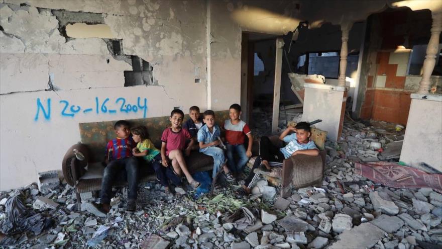 Niños palestinos dentro de un edificio dañado por los ataques israelíes en Beit Lahia, Gaza, 7 de junio de 2021.