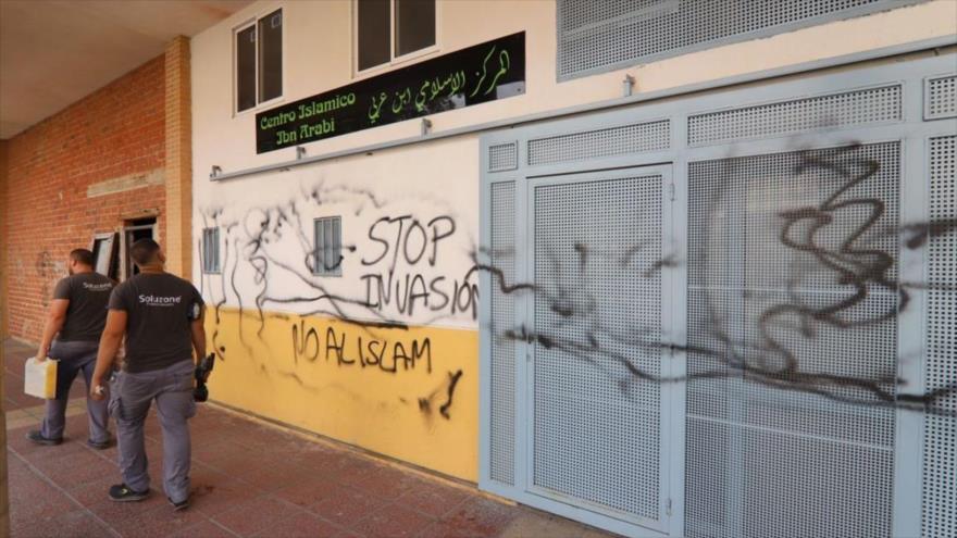 Pintadas xenófobas en una mezquita en la localidad murciana de Cabezo de Torres, España, 07 de julio de 2021.