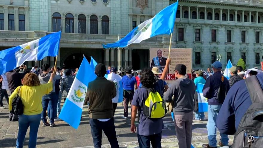 Guatemaltecos exigen renuncia del presidente Alejandro Giammattei