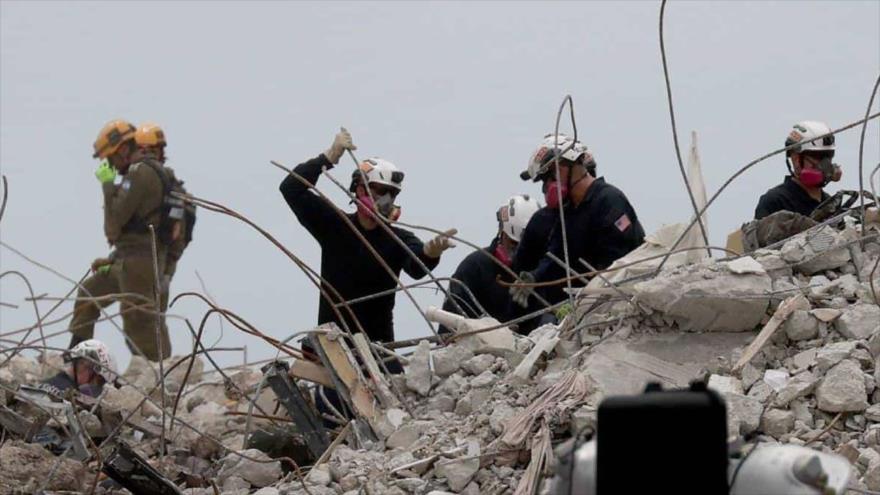 Los equipos de rescate tratan de encontrar a supervivientes entre los escombros del edificio que se derrumbó en Miami-Dade, Florida (EE.UU.).