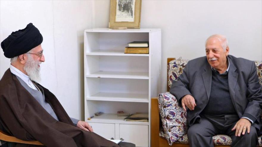 El Líder de la Revolución Islámica de Irán, el ayatolá Seyed Ali Jamenei, y el exjefe del Frente Popular para la Liberación de Palestina (FPLP) Ahmad Jibril.