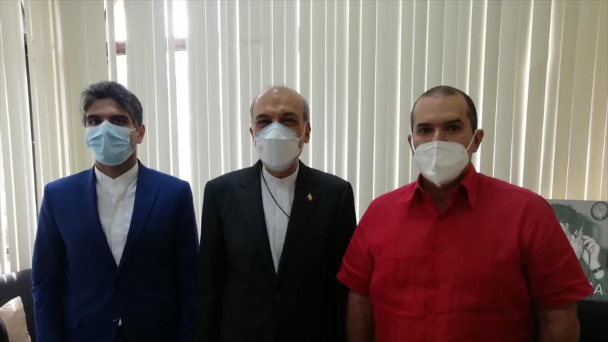 Embajador de Irán en Cuba, Seyed Mohamad Hadi Sobhani (centro), y el presidente de Prensa Latina, Luis Enrique González, La Habana, 7 de julio de 2021.
