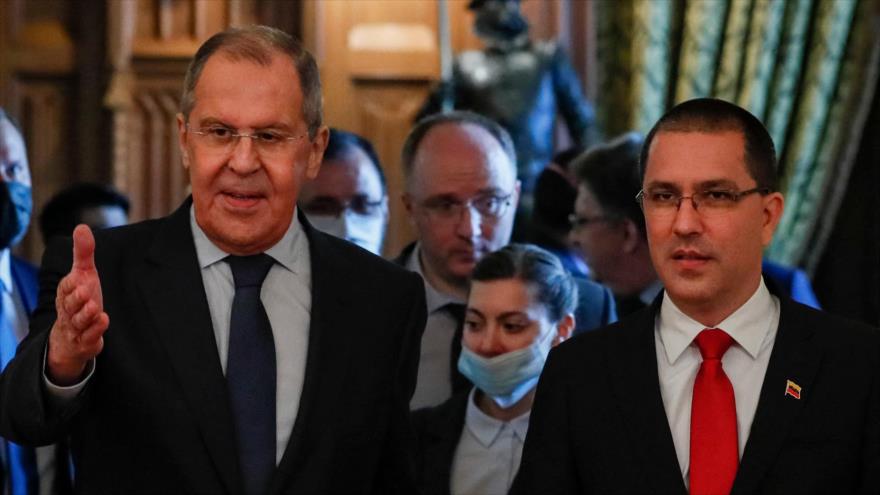 Cancilleres de Rusia, Serguéi Lavrov (izq.), y su homólogo venezolano, Jorge Arreaza, en una reunión en Moscú, Rusia, 22 de junio de 2021. (Foto: AFP)