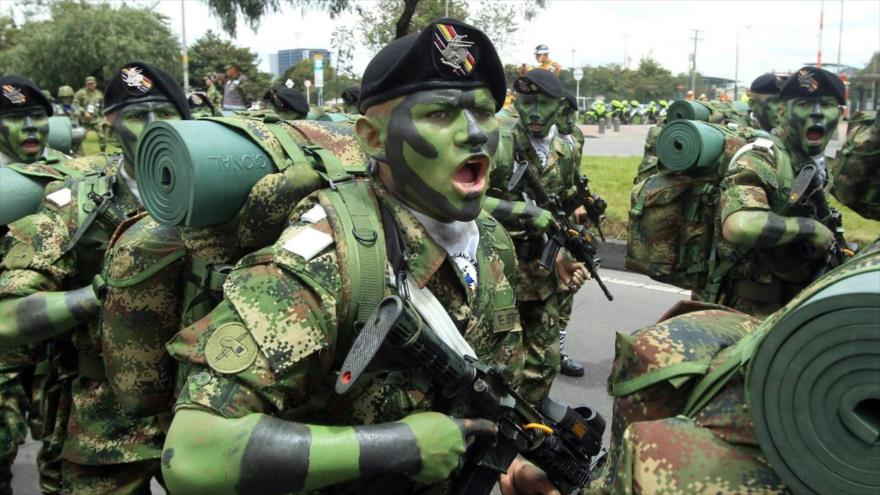 Soldados del Ejército colombiano participan en un desfile militar en Bogotá, la capital.