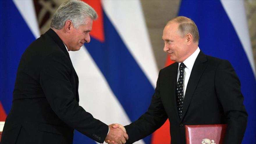 El presidente de Rusia, Vladimir Putin (dcha.), se reúne con su homólogo cubano, Miguel Díaz-Canel, en Moscú.