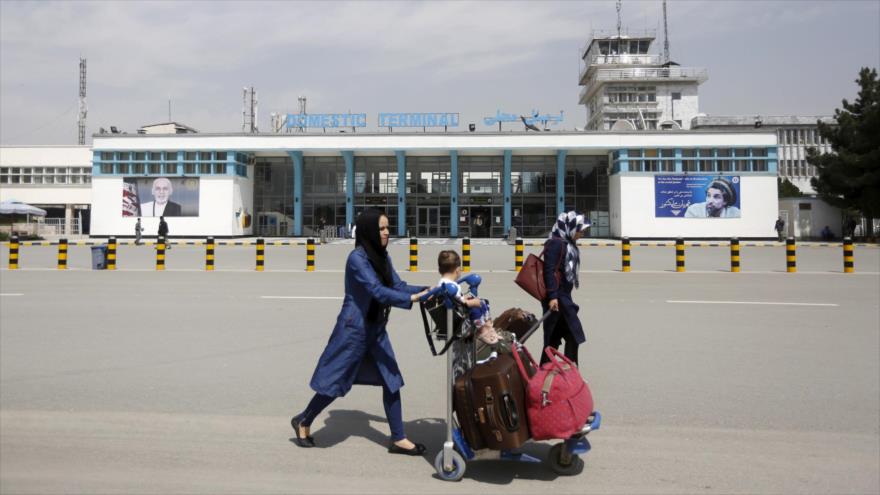 Personas caminan frente al Aeropuerto Internacional Hamid Karzai, en Kabul, capital de Afganistán. (Foto: Reuters)