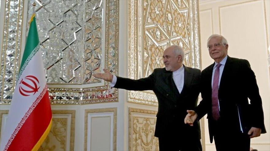 El canciller de Irán, Mohamad Yavad Zarif (izda.), recibe a jefe de la Diplomacia de la Unión Europea, Josep Borrell, en Teherán, 3 de febrero de 2020.