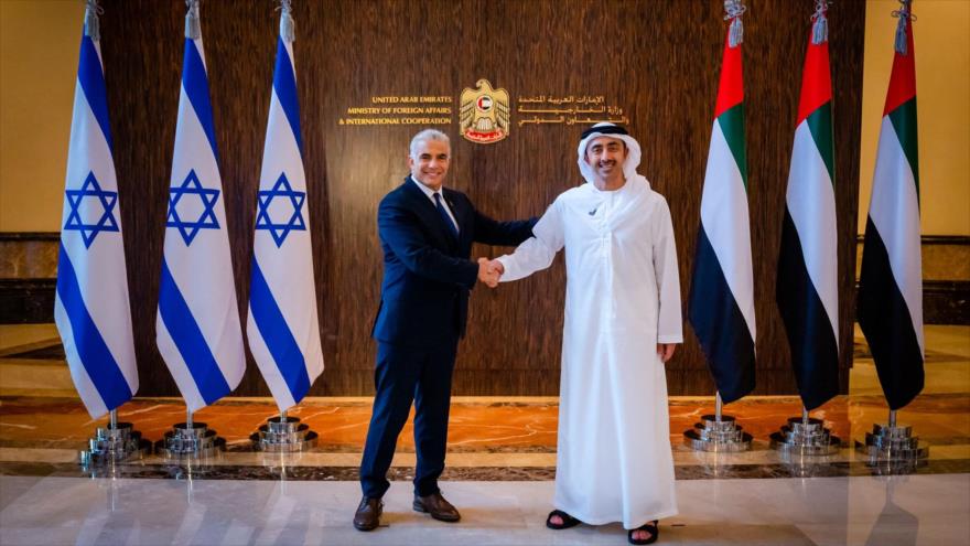 El canciller emiratí, Abdulá bin Zayed Al Nahyan, acoge a su par israelí, Yair Lapid (izda.), en Abu Dabi, 29 de junio de 2021. (Foto: AFP)