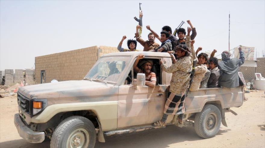 Los combatientes yemeníes celebran en un vehículo a lo largo de un área capturada en la provincia de Al-Yauf, 2 de marzo de 2020.