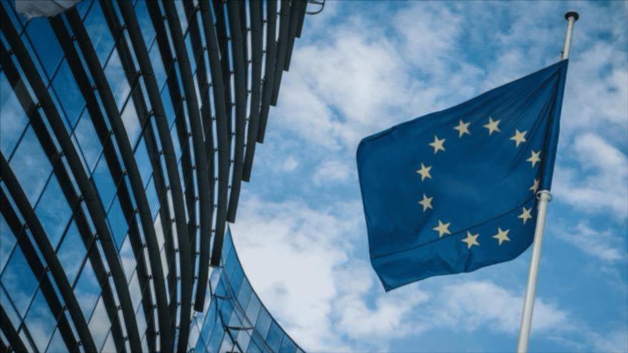 La bandera de la Unión Europea (UE) ondea fuera de la sede de la Comisión Europea en Bruselas, Bélgica.