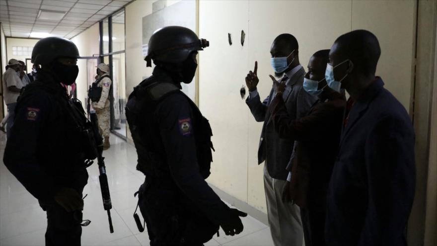 Abogados intentan ingresar a la sala del tribunal en Puerto Príncipe, capital de Haití, en una audiencia a raíz del asesinato de Moise, 12 de julio de 2021. (Foto: AFP)