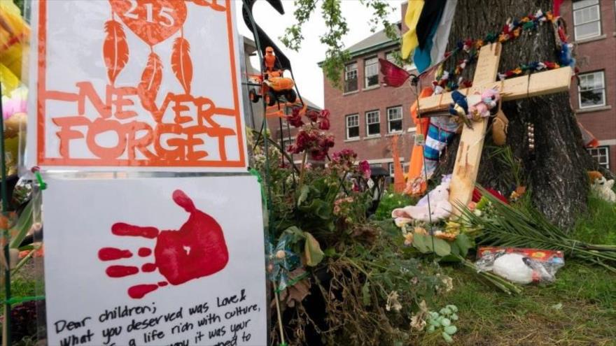 Homenaje a las víctimas cuyos restos fueron encontrados en escuelas operadas por la Iglesia católica en Canadá.