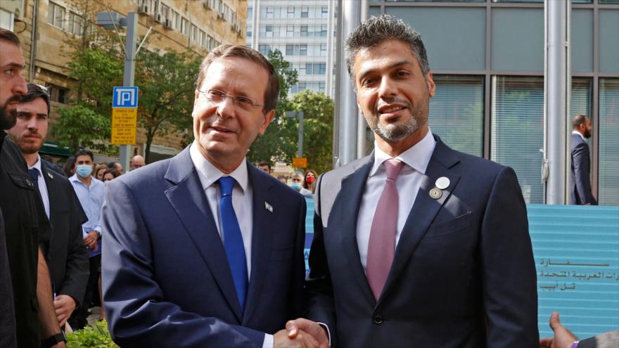 El presidente del régimen de Israel, Isaac Herzog (izda.) y el embajador de los EAU en Israel, Mohamed Al-Jaya, en Tel Aviv, 14 de julio de 2021. (Foto: AFP)