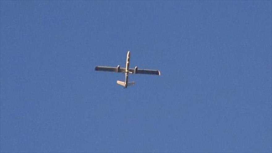 Un dron israelí Hermes 450 vuela sobre los territorios ocupados palestinos. (Foto: AFP)