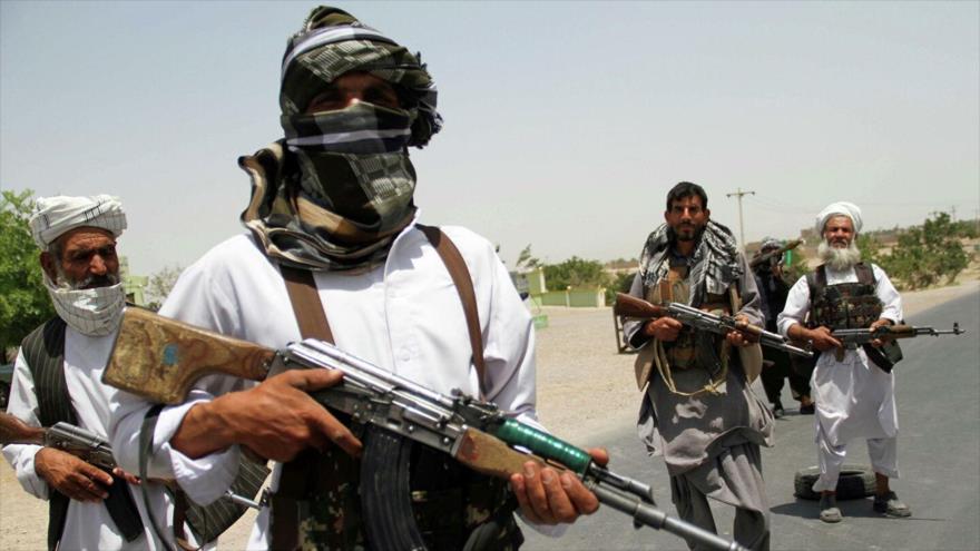 Excombatientes de Talibán sostienen armas para apoyar a las fuerzas afganas en su lucha contra talibanes, en las afueras de la provincia de Herat, Afganistán.