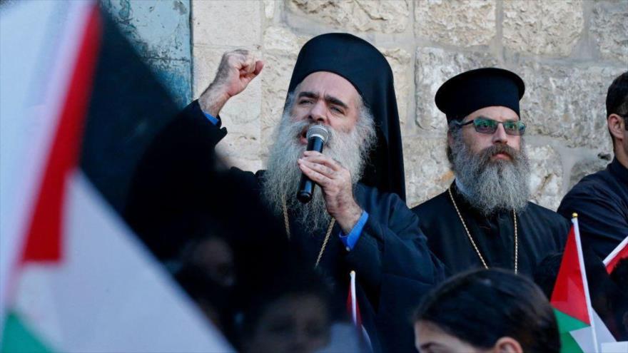 El arzobispo ortodoxo griego de Al-Quds, Ataolá Hanna, habla durante una manifestación en Beit Jala en Cisjordania, 17 de mayo de 2021. (Foto: AFP)
