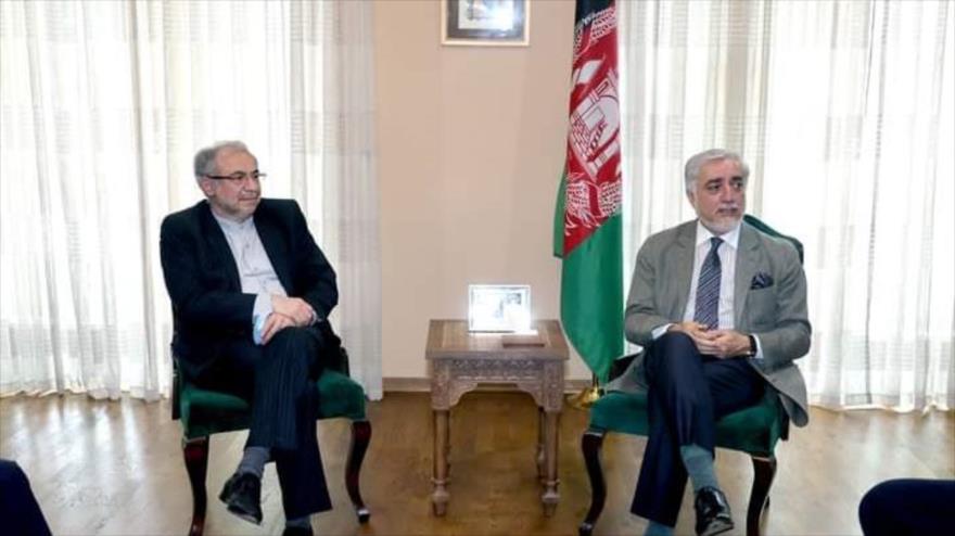 El director general de Asia Meridional de la Cancillería de Irán, Seyed Rasul Musavi (izda.), y el líder del Consejo de Paz afgano, Abdulá Abdulá, en Kabul, capital afgana, 15 de julio de 2021.