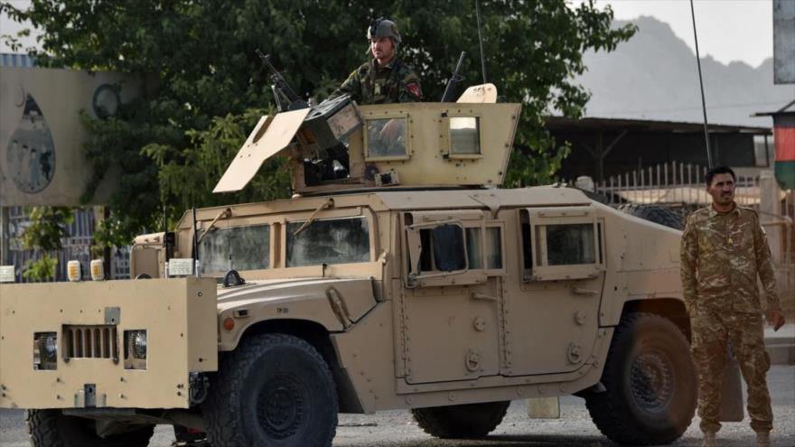 El personal de seguridad afgano monta guardia en un vehículo Humvee a lo largo de una carretera en Kandahar, 14 de julio de 2021. (Foto: AFP)