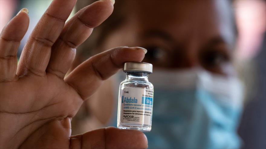 Un trabajador de la Salud sostiene un frasco de la vacuna anti-COVID Abdala en Caracas, Venezuela, 30 de junio de 2021. (Foto: AFP)