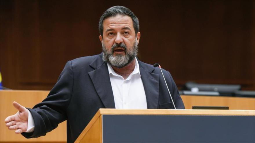 El eurodiputado español Manu Pineda habla en la Eurocámara en Bruselas.