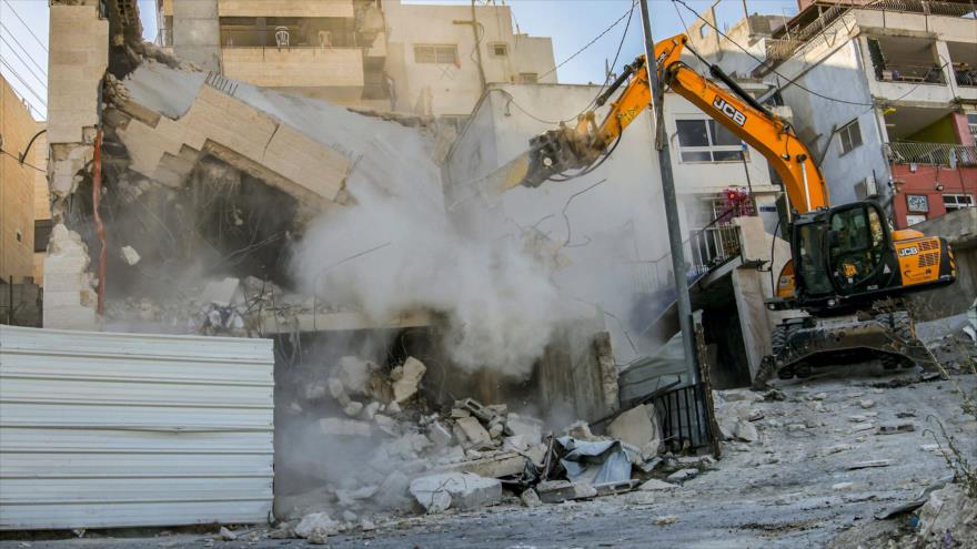 Demuelen la casa de un palestino en el este de Al-Quds (Jerusalén), 22 de junio de 2021. (Foto: AFP)