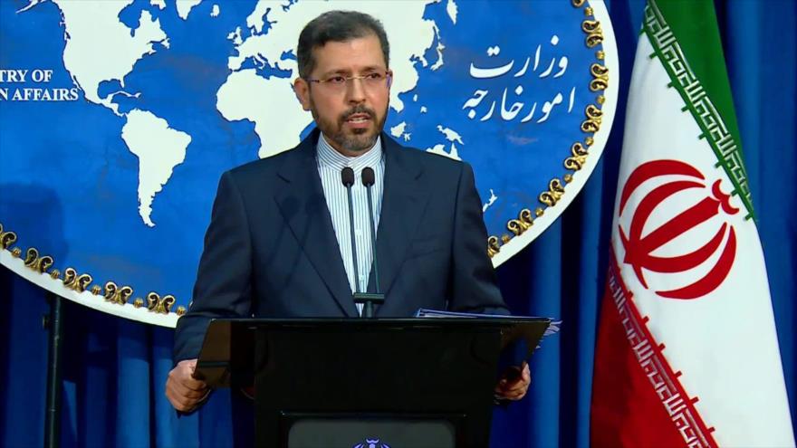 Portavoz de la Cancillería iraní, Said Jatibzade, habla con los periodistas durante una rueda prensa en Teherán, la capital. 