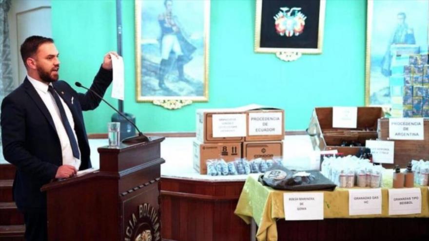 Bolivia presenta armas enviadas por Argentina y Ecuador a golpistas