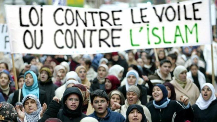 Una protesta en Francia contra islamofobia y la prohibición del velo islámico (hiyab)