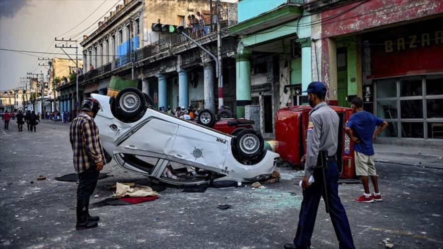 Coches volcados tras los disturbios de las manifestaciones en Cuba, julio de 2021.
