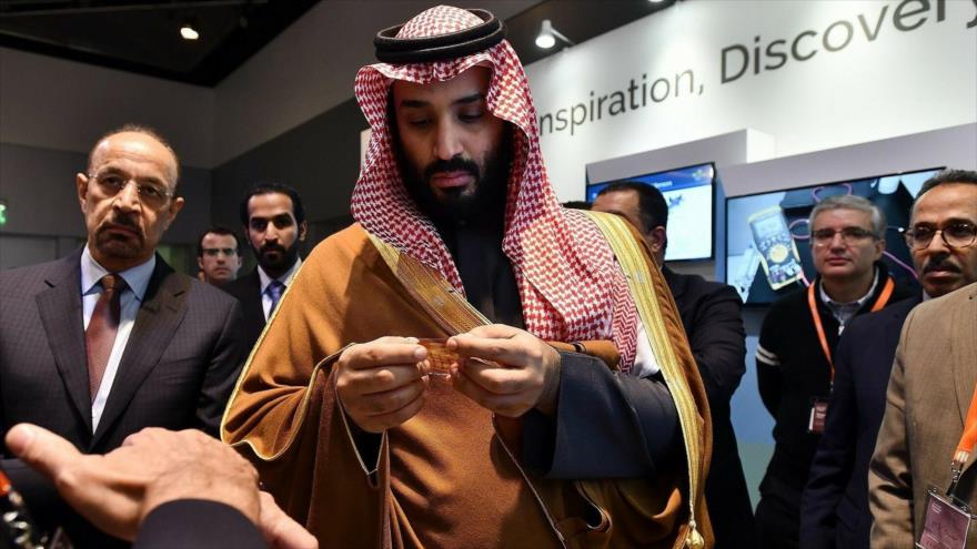El príncipe heredero saudí, Muhamad bin Salman, en una galería de innovación en Massachusetts, EE.UU., 24 de marzo de 2018. (AFP: AP)