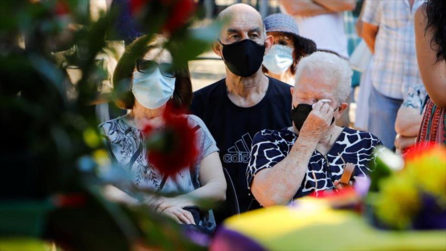 Familiares de víctimas de Franco reciben los restos de su ser querido tras ser exhumados de una fosa en Paterna, Valencia, España, 3 de julio de 2021. (Foto: Reuters)