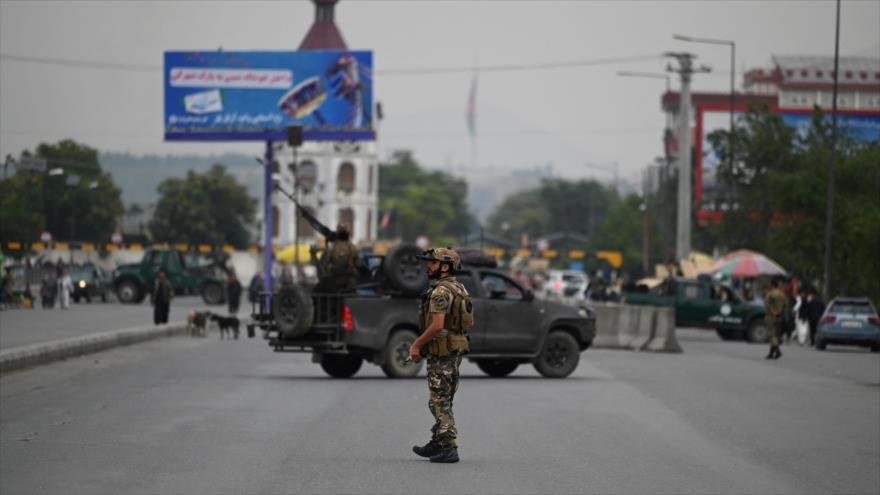 Un personal de seguridad afgano monta guardia a lo largo de una carretera en Kabul, la capital, 20 de julio de 2021. (Foto: AFP)