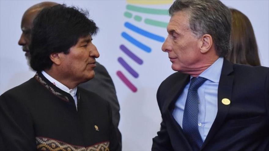 El expresidente de Bolivia, Evo Morales (izda.), y su par argentino Mauricio Macri durante la Cumbre de las Américas en julio de 2017.