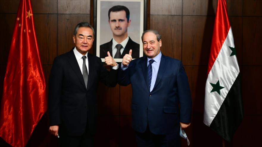 El canciller de China, Wang Yi, reunido con su par de Siria, Faisal al-Miqdad, en Damasco, la capital siria, 17 de julio de 2021. (Foto: Gobierno chino)

