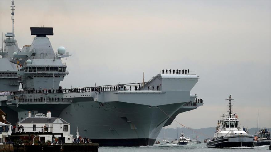 El portaviones Queen Elizabeth de la Marina Real británica en su base en Portsmouth, en el Reino Unido, 16 de agosto de 2017. (Foto: Reuters)