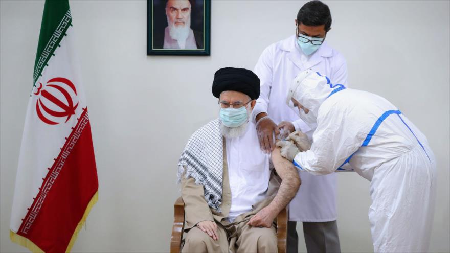 El Líder de Irán, el ayatolá Seyed Ali Jamenei, recibe la segunda dosis de la vacuna COVIRAN Barekat, 23 de julio de 2021. (Foto: khamenei.ir)