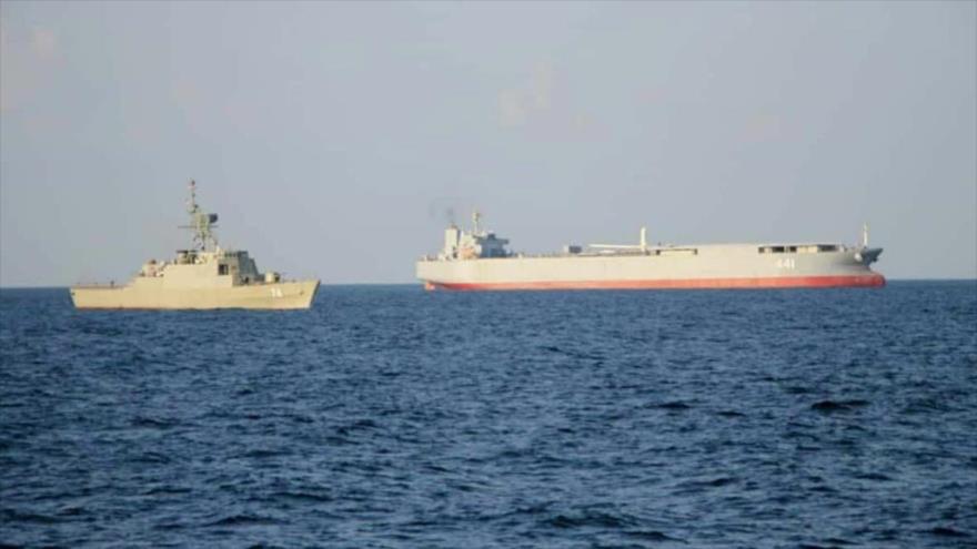El destructor Sahand (izq.) y el buque logístico Makran.