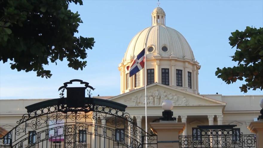 Arrestan a exfuncionarios por malversación de fondos en Dominicana