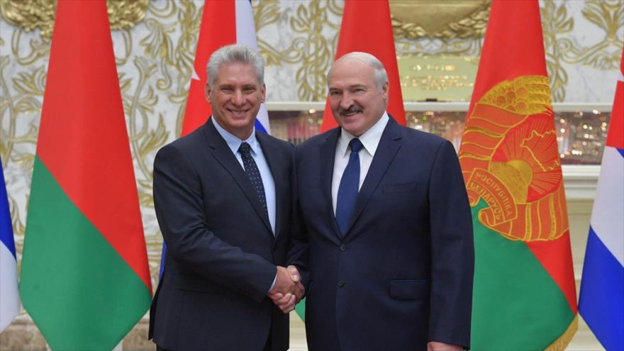 El presidente de Bielorrusia, Alexander Lukashenko (dcha.), y su par cubano, Miguel Díaz-Canel.