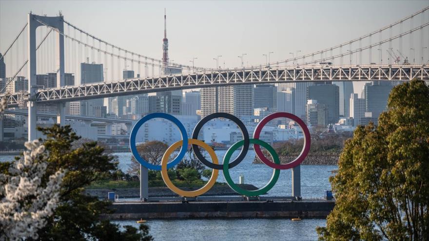 El Puente Arcoíris y la Torre de Tokio se ven detrás de los anillos olímpicos. La capital japonesa acoge los Juegos Olímpicos de Tokio 2020.