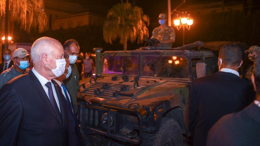 El presidente tunecino, Kais Said, junto a un vehículo militar en la avenida Habib Bourguiba de Túnez, 26 de julio de 2021. (Foto: carthage.tn)